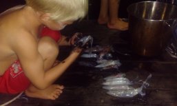 Łowienie i czyszczenie kalmarów to najczęstsze wieczorne zajęcie dzieci